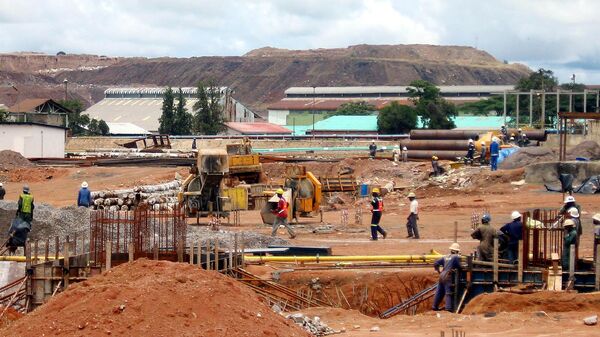 Zambian workers constructing a new $300 million copper smelter in Chingola, Zambia, Dec. 13, 2006. - Sputnik Africa