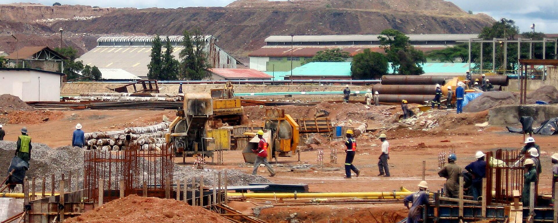 Zambian workers constructing a new $300 million copper smelter in Chingola, Zambia, Dec. 13, 2006. - Sputnik Africa, 1920, 25.04.2024