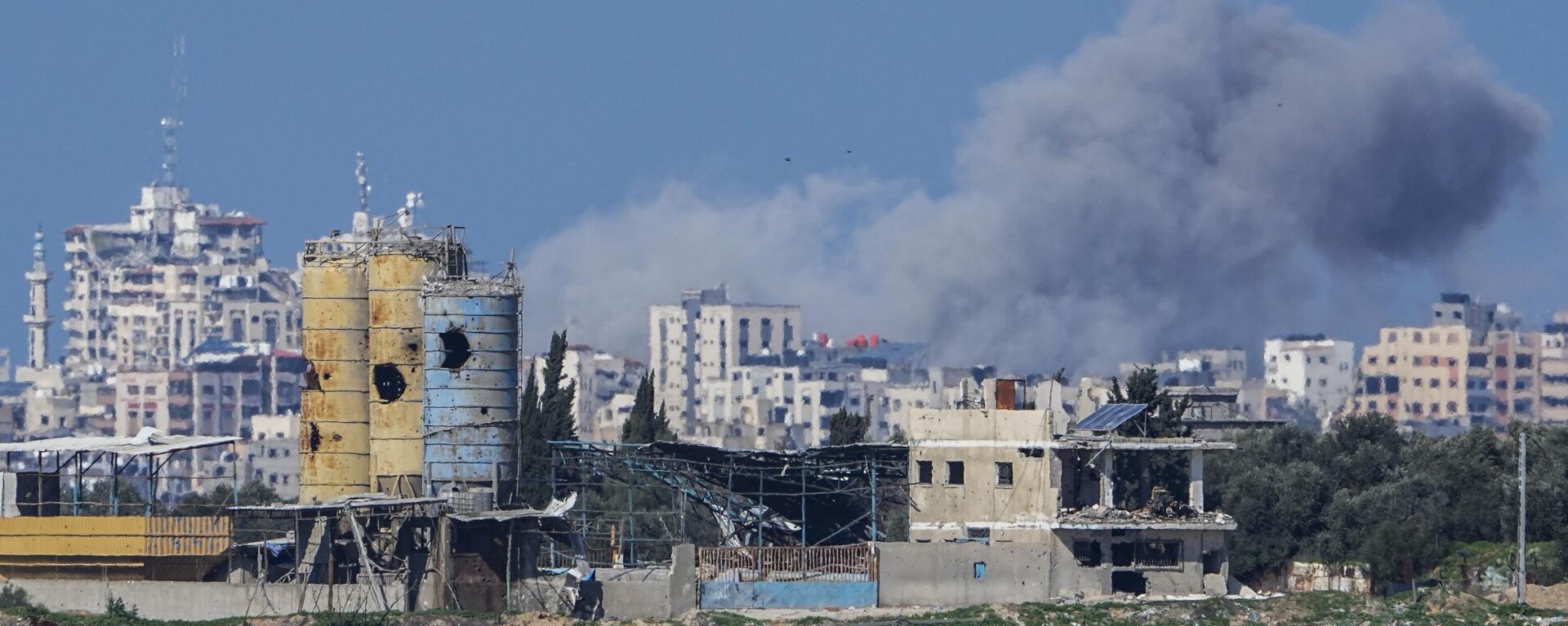 Smoke rises following an Israeli bombardment in the Gaza Strip, as seen from southern Israel, Sunday, Feb. 4, 2024. - Sputnik Africa, 1920, 09.06.2024