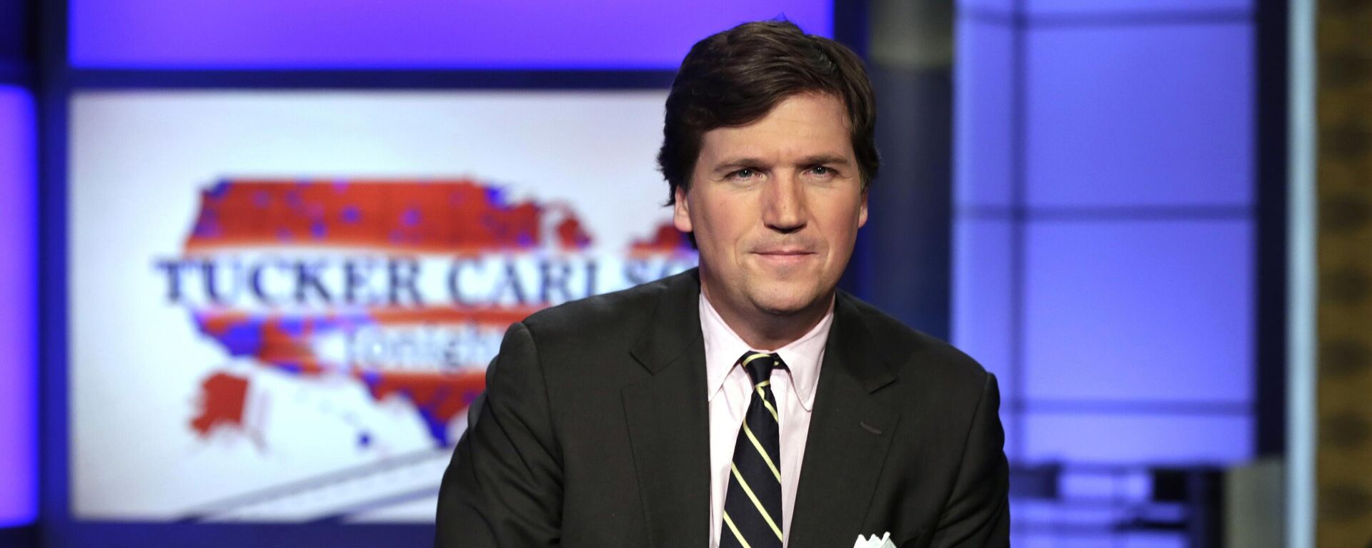 In this March 2, 2017 file photo, Tucker Carlson, host of Tucker Carlson Tonight, poses for photos in a Fox News Channel studio in New York - Sputnik Africa, 1920, 07.02.2024
