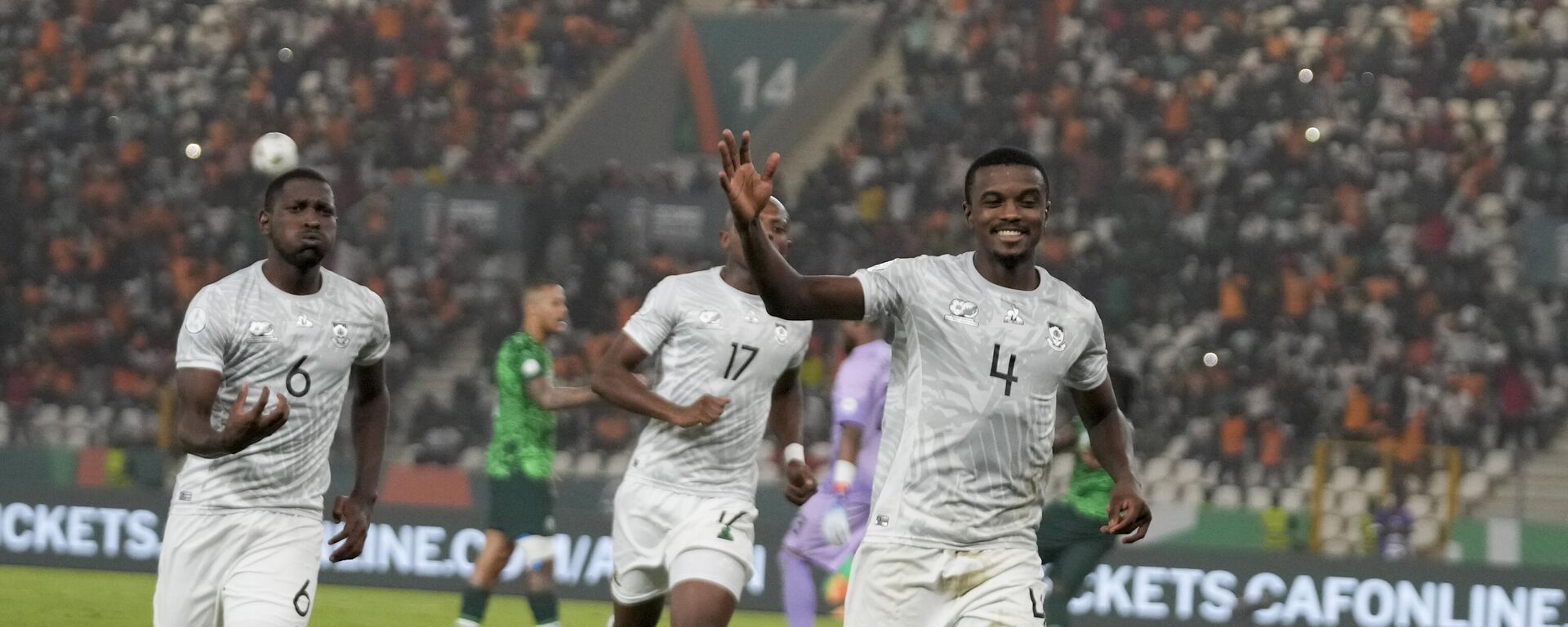 South Africa's Teboho Mokoena, celebrates after scoring his side's first goal from the penalty spot during the African Cup of Nations semifinal soccer match between Nigeria and South Africa, at the Peace of Bouake stadium in Bouake Bouake, Ivory Coast, Wednesday, Feb. 7, 2024 - Sputnik Africa, 1920, 08.02.2024