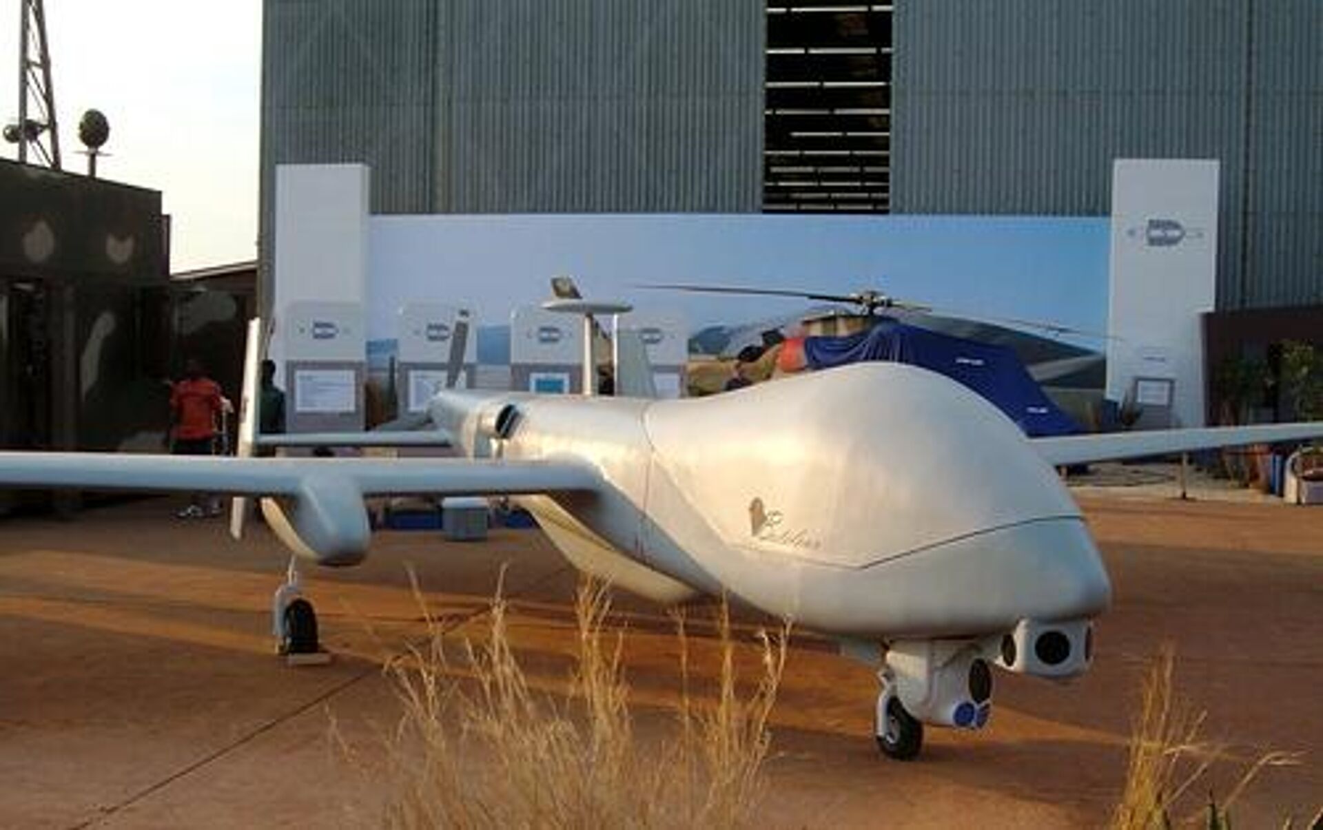 Mockup of Denel Aerospace Systems' Bateleur UAV, as unveiled at Africa Aerospace and Defence 2004, AFB Waterkloof. - Sputnik Africa, 1920, 08.02.2024