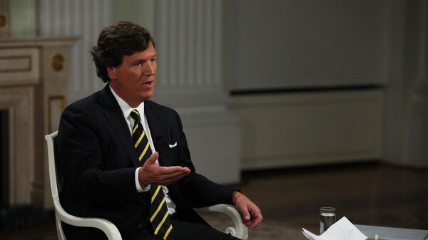 US journalist Tucker Carlson speaks with Russian President Vladimir Putin during an interview at the Kremlin in Moscow, Russia. - Sputnik Afrique
