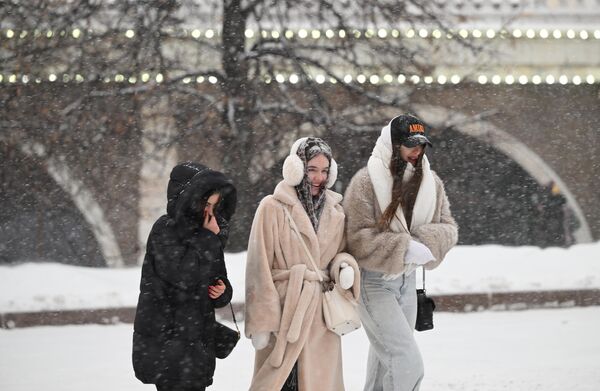Girls walk in the Alexander Garden during a snowfall in Moscow. Cyclone Olga brought snowfall to Moscow that could become record-breaking. - Sputnik Africa