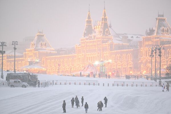 People visit Red Square, with the GUM department store seen in distance, during a heavy snowfall in Moscow on February 7, 2024. - Sputnik Africa