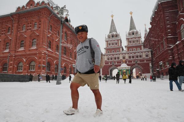 A tourist walks in central Moscow off Red Square during a heavy snowfall on February 7, 2024. - Sputnik Africa