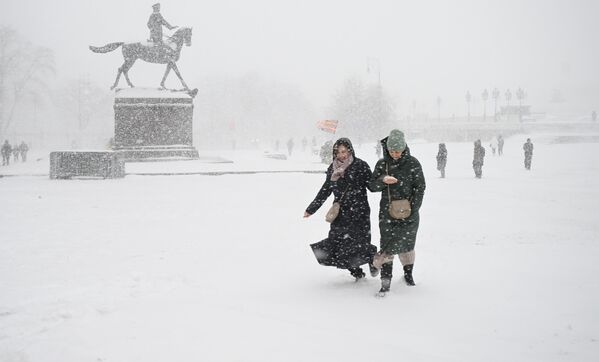 People on Manezhnaya Square during a snowfall in Moscow. - Sputnik Africa