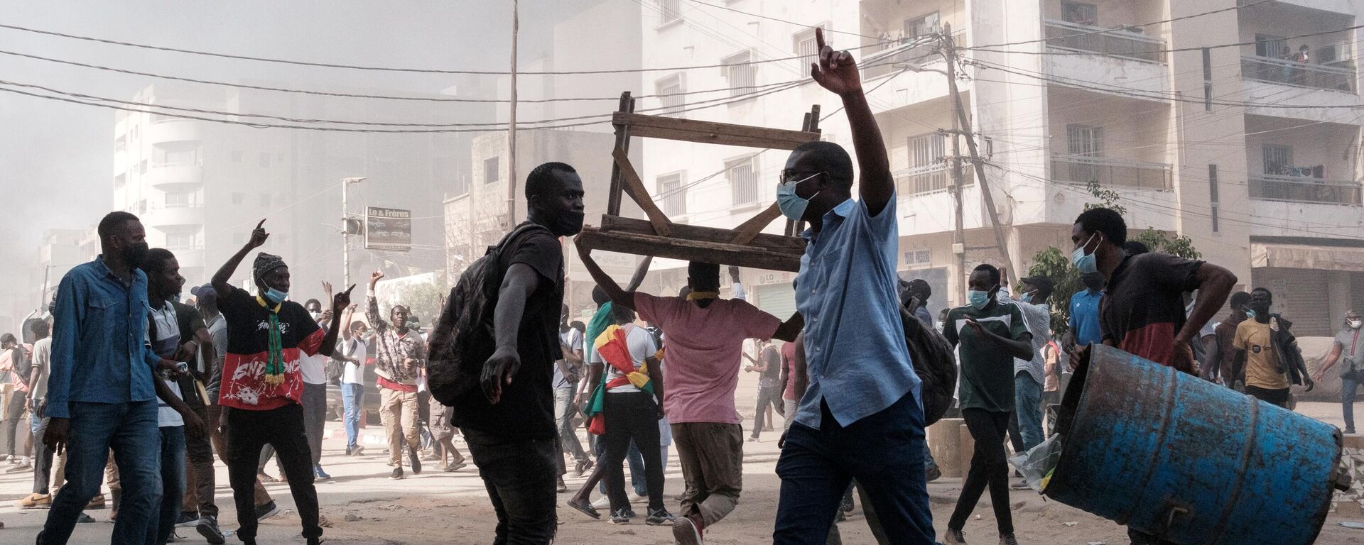 Protesters shout slogans and collect barrels and tables to burn during clashes with police on the sidelines of a protest against a last-minute delay of presidential elections in Dakar on February 9 - Sputnik Africa, 1920, 10.02.2024
