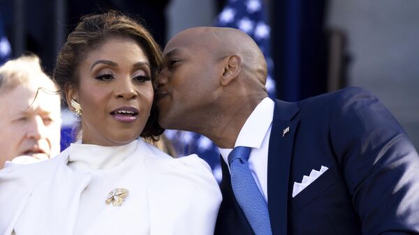 Maryland Gov. Wes Moore whispers to wife, Dawn, during his inauguration, Wednesday, Jan. 18, 2023, in Annapolis, Md. - Sputnik Africa