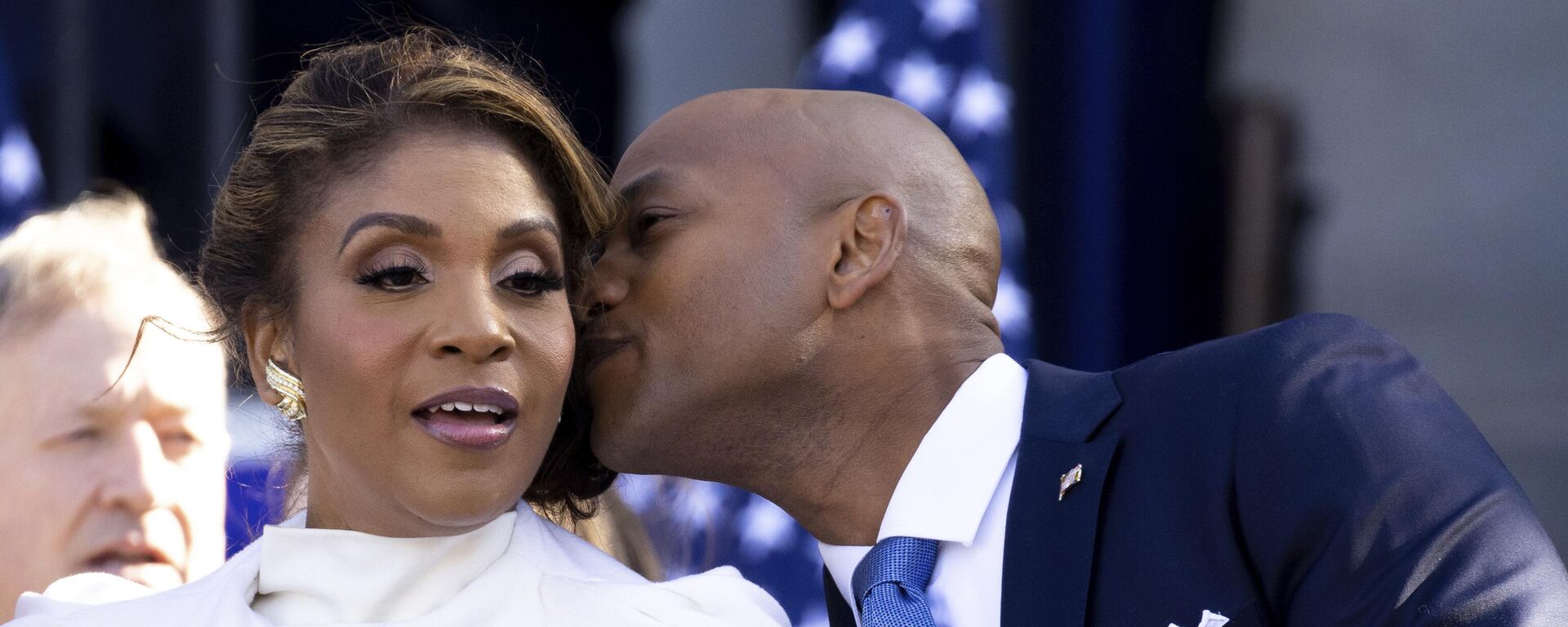 Maryland Gov. Wes Moore whispers to wife, Dawn, during his inauguration, Wednesday, Jan. 18, 2023, in Annapolis, Md. - Sputnik Africa, 1920, 11.02.2024