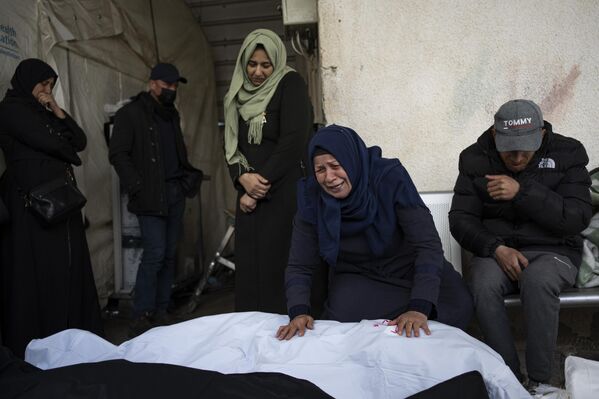 Palestinians mourn relatives killed in the Israeli bombardment in Rafah, Gaza Strip, Saturday, Feb.10, 2024. - Sputnik Africa