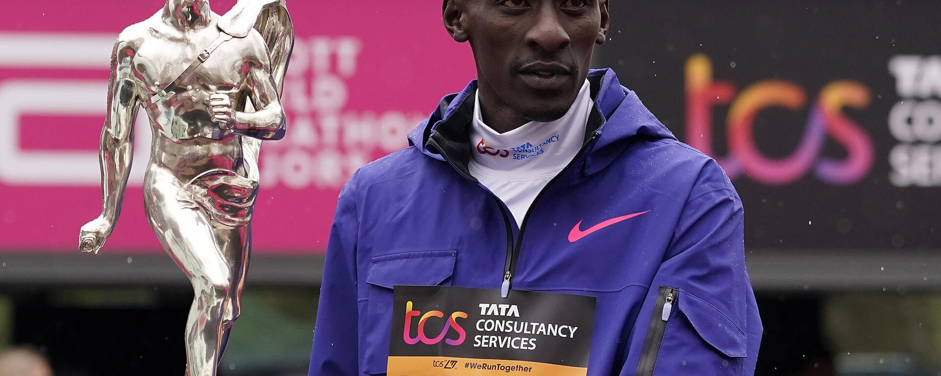 Men's race winner Kelvin Kiptum of Kenya holds a trophy together with women's race winner Sifan Hassan, unseen, of the Netherlands after the London Marathon in London on April 23, 2023 - Sputnik Africa, 1920, 12.02.2024