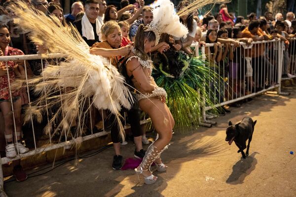 A woman fixes the costume of a reveler during carnival celebrations in Villa Gesell, Buenos Aires province, Argentina, Sunday, Feb. 11, 2024. - Sputnik Africa