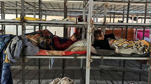 À Rafah, ces enfants dorment dans des cages à poulets - Sputnik Afrique