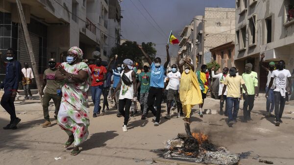 Demonstrators protest President Macky Sall decision to postpone the Feb. 25 vote, citing an electoral dispute between the parliament and the judiciary regarding some candidacies in Dakar, Senegal - Sputnik Afrique