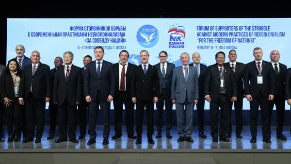 Dmitri Medvedev prend une photo commune avec les membres du Forum Pour la liberté des nations, le 15 février 2024 - Sputnik Afrique