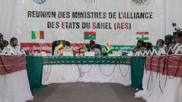 Le ministre burkinabé de la Défense, le colonel major Kassoum Coulibaly (au centre), sourit lors de la réunion des ministres de l'Alliance des États du Sahel (AES), à Ouagadougou, le 15 février 2024, alors qu'il était assis avec le colonel Abdoulaye Maiga, ministre d'État, Ministre de l'Administration territoriale et de la Décentralisation, porte-parole du gouvernement du Mali et le général Salifou Mody, ministre d'État, ministre de la Défense nationale du Niger. - Sputnik Afrique