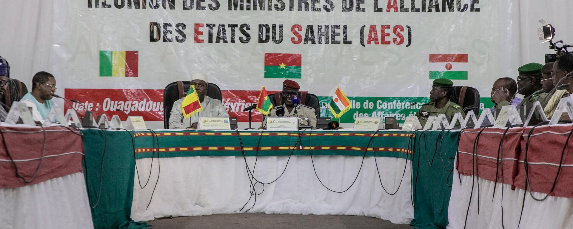 Le ministre burkinabé de la Défense, le colonel major Kassoum Coulibaly (au centre), sourit lors de la réunion des ministres de l'Alliance des États du Sahel (AES), à Ouagadougou, le 15 février 2024, alors qu'il était assis avec le colonel Abdoulaye Maiga, ministre d'État, Ministre de l'Administration territoriale et de la Décentralisation, porte-parole du gouvernement du Mali et le général Salifou Mody, ministre d'État, ministre de la Défense nationale du Niger. - Sputnik Africa, 1920, 07.03.2024