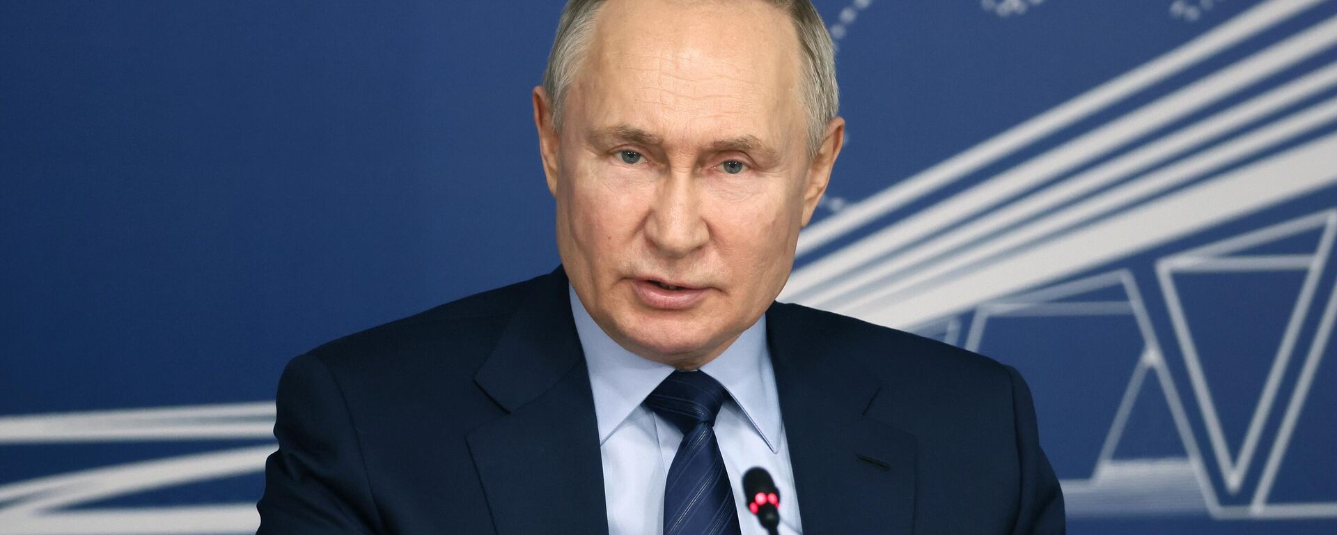 Russian President Vladimir Putin holds a meeting on the implementation of the high speed railway service linking Moscow with St. Petersburg construction project in the town of Verkhnyaya Pyshma, Sverdlovsk region, Russia, on Thursday, February 15, 2024. - Sputnik Africa, 1920, 16.02.2024