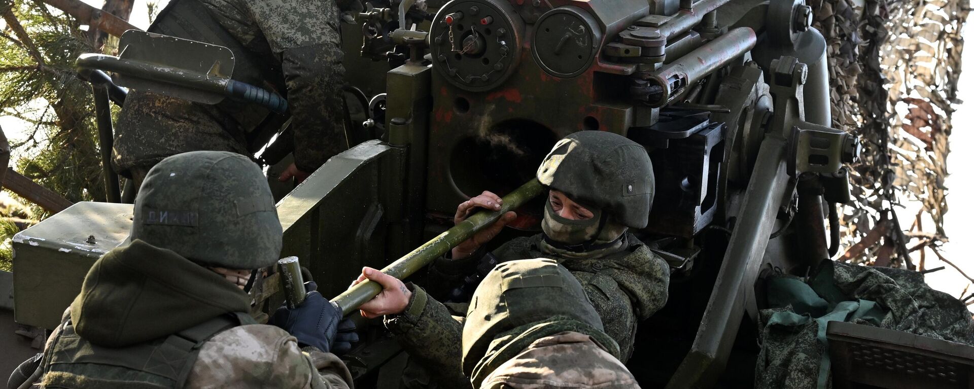 Servicemen of the Russian Armed Forces load the 2S5Giatsint-S 152-mm self-propelled gun for combat operations against Ukrainian Armed Forces positions in the Krasny Liman direction in the zone of the special military operation. - Sputnik Africa, 1920, 17.02.2024