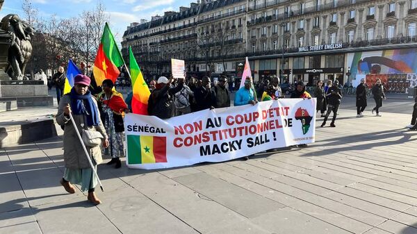 Manifestation à Paris contre le report de la présidentielle au Sénégal - Sputnik Afrique