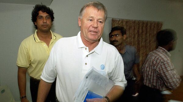 International Cricket Council (ICC) match referee Mike Procter (C) arrives to face the media in Multan, 07 September 2003.  - Sputnik Africa