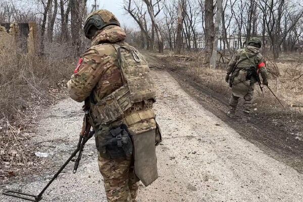 Military personnel of the engineering units of the Russian Battlegroup Center began clearing mines from roads and buildings in Avdeyevka. - Sputnik Africa