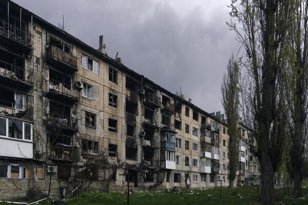 An apartment building is destroyed in Avdeyevka, Donetsk region, Tuesday, April 25, 2023. - Sputnik Africa