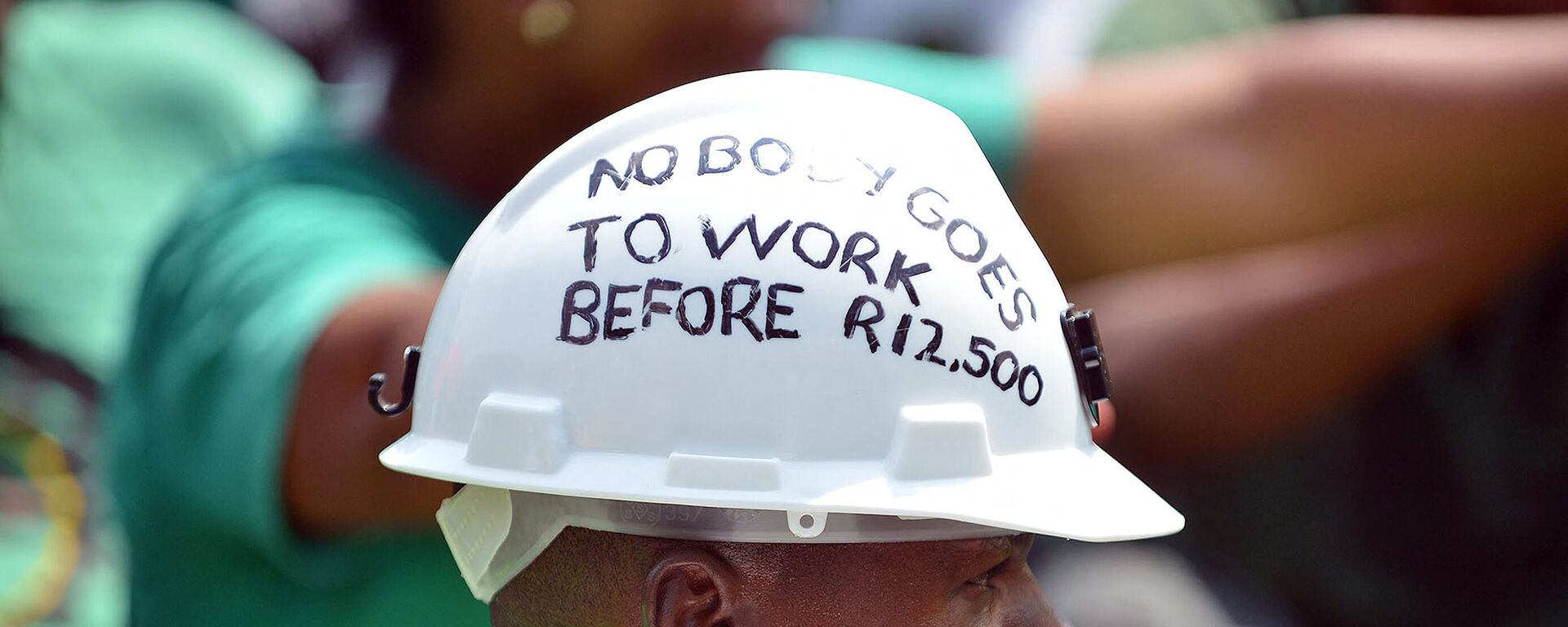 A member of the South African Association of Mineworkers and Construction Union (AMCU) takes part in a march to the Union Buildings in Pretoria on March 6, 2014, to voice grievances with the Lonmin Mines, asking for a minimum wage of R12.500 (1175 USD). - Sputnik Africa, 1920, 19.02.2024