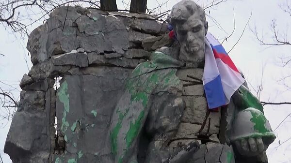 In this handout video grab released by the Russian Defence Ministry, a Russian flag is placed on the World War Two monument amid Russia's military operation in Ukraine in the town of Avdeyevka near Donetsk, Donetsk People's Republic, Russia, on February 20, 2024. - Sputnik Africa