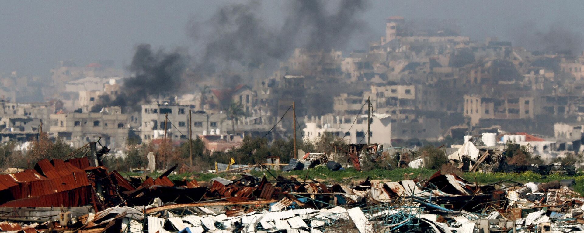 A picture taken from a position in southern Israel on February 20, 2024 shows destroyed buildings in the Gaza Strip amid ongoing battles between Israel and the Palestinian movement Hamas. - Sputnik Africa, 1920, 30.04.2024