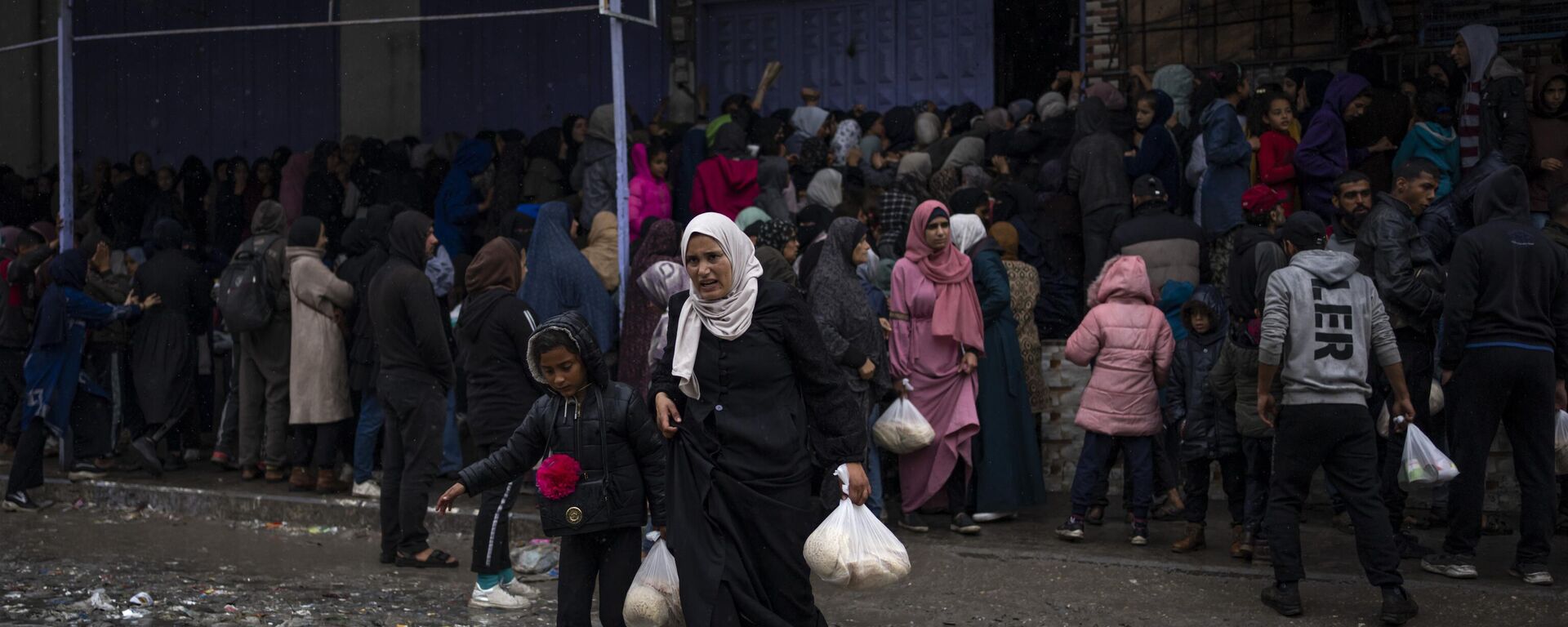 Palestinian crowds struggle to buy bread from a bakery in Rafah, Gaza Strip, Sunday, Feb. 18, 2024. - Sputnik Africa, 1920, 21.02.2024