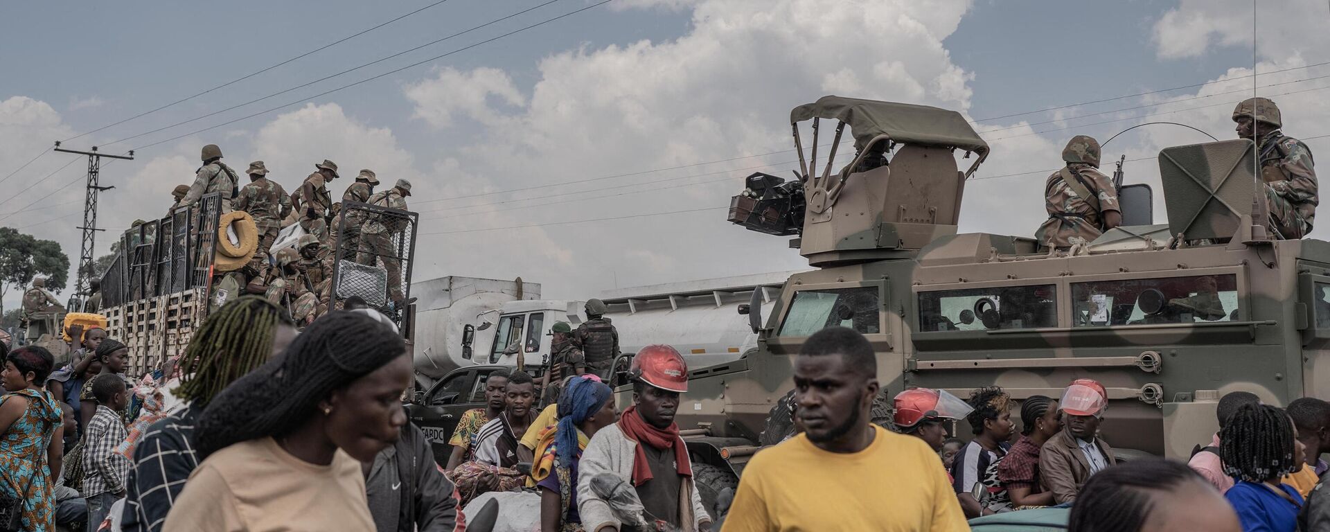  People gather next to some vehicles from the South African National Defence Force (SANDF) as part of the Southern African Development Community (SADC) Mission as they flee the Masisi territory following clashes between M23 rebels and government forces, at a road near Sake on February 7, 2024. - Sputnik Africa, 1920, 22.02.2024