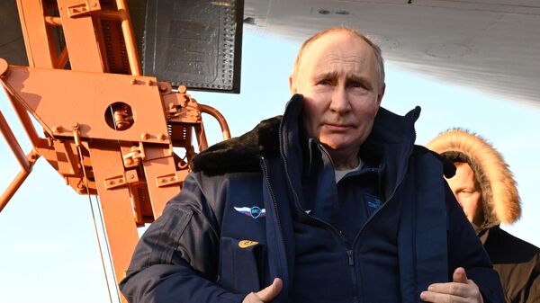 Vladimir Poutine après le vol à bord du bombardier stratégique modernisé Tu-190M, le 22 février 2024 - Sputnik Afrique