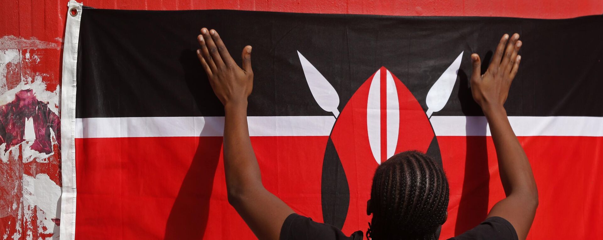 A student adjusts a Kenyan national flag as he and others take part in a vigil for students killed in an attack by Islamic militants in Garissa, Kenya, at the University of Cape Town, in Cape Town, South Africa, Monday, April 6, 2015. - Sputnik Africa, 1920, 23.02.2024