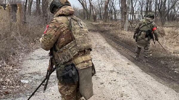 Deux soldats des unités du génie militaire russe déminent la ville d'Avdeïevka
 - Sputnik Afrique