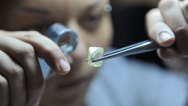 Diamonds appraisal experts work at an ALROSA facility in Mirny, Republic of Sakha (Yakutia) - Sputnik Africa