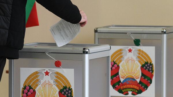 A voter casts his ballot at a polling station on a national Single Voting Day in Minsk, Belarus - Sputnik Africa