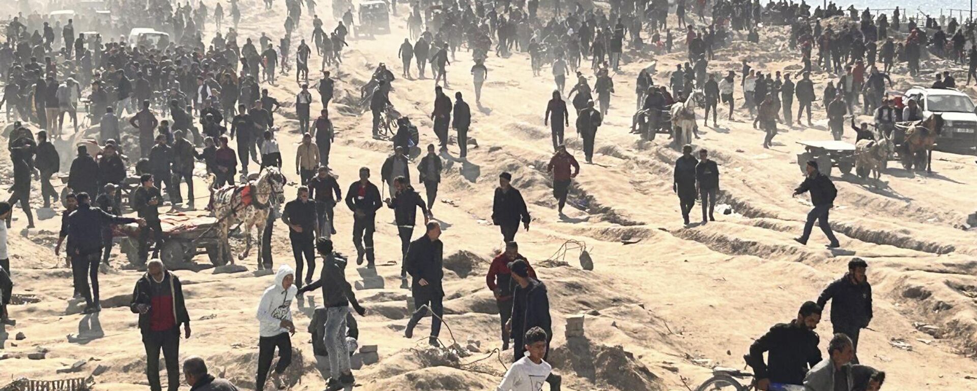 Palestinians wait for humanitarian aid on a beachfront in Gaza City, Gaza Strip, Sunday, Feb. 25, 2024. - Sputnik Africa, 1920, 08.03.2024