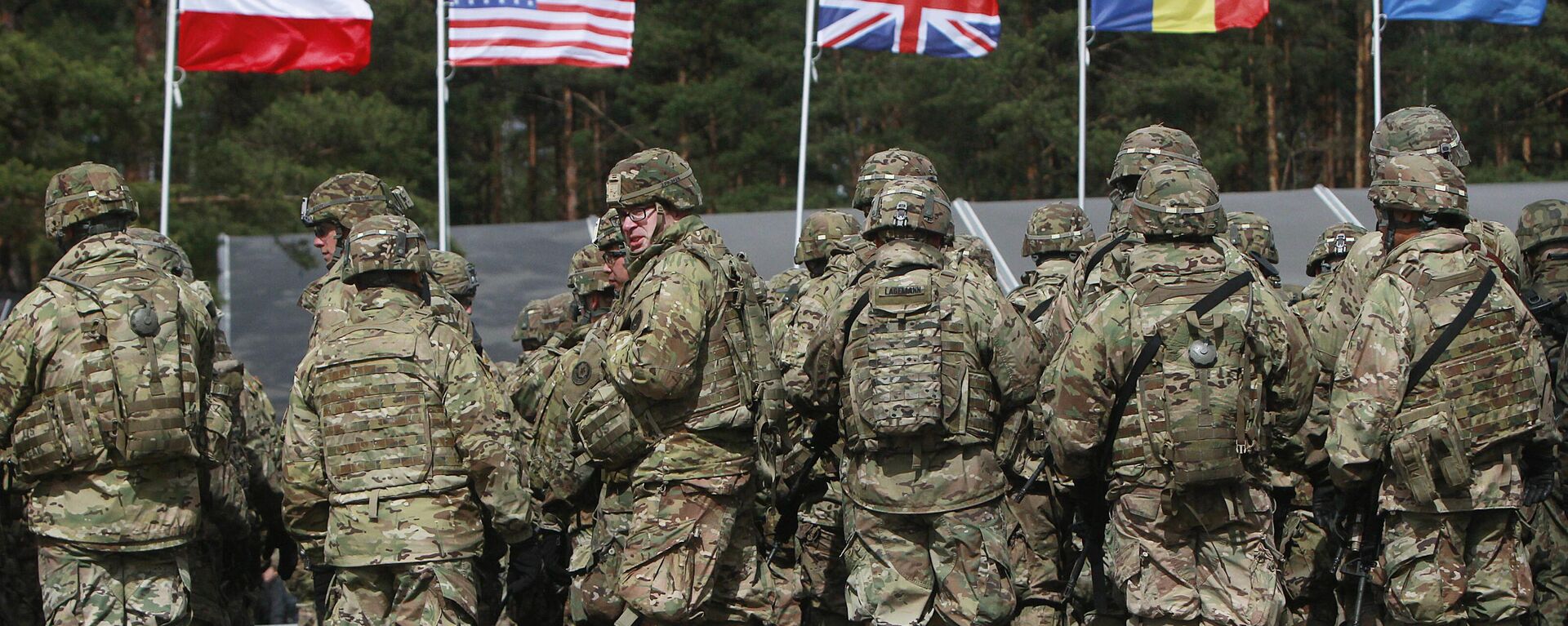 US troops, part of a NATO mission to enhance Poland's defence, are getting ready for an official welcoming ceremony in Orzysz, northeastern Poland, Thursday, April 13, 2017. - Sputnik Africa, 1920, 27.02.2024