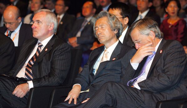 Japan&#x27;s Prime Minister Junichiro Koizumi (2ndR) and Luxembourg&#x27;s Prime Minister Jean-Claude Juncker (R) sleep as Ireland’s Prime Minister Bertie Ahern attends the two-day Asia Europe Meeting (ASEM), 10 September 2006 in Helsinki. - Sputnik Africa