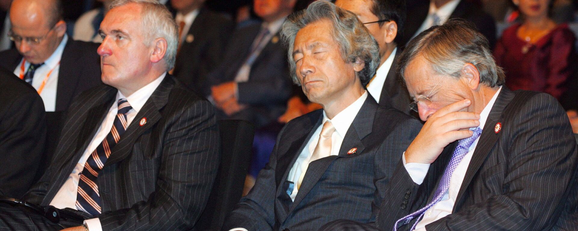 Japanese Prime Minister Junichiro Koizumi and Luxembourg Prime Minister Jean-Claude Juncker sleep during the two-day Asia-Europe Meeting (ASEM) on September 10, 2006, in Helsinki. - Sputnik Africa, 1920, 28.02.2024