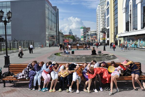 Students of Ekaterinburg universities take part in the flash mob &quot;Get some sleep.&quot; - Sputnik Africa
