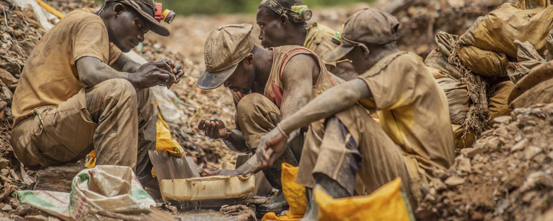 Gold miners pan for gold in the Eastern Congo mining town of Kamituga March 13, 2021. - Sputnik Africa, 1920, 29.02.2024