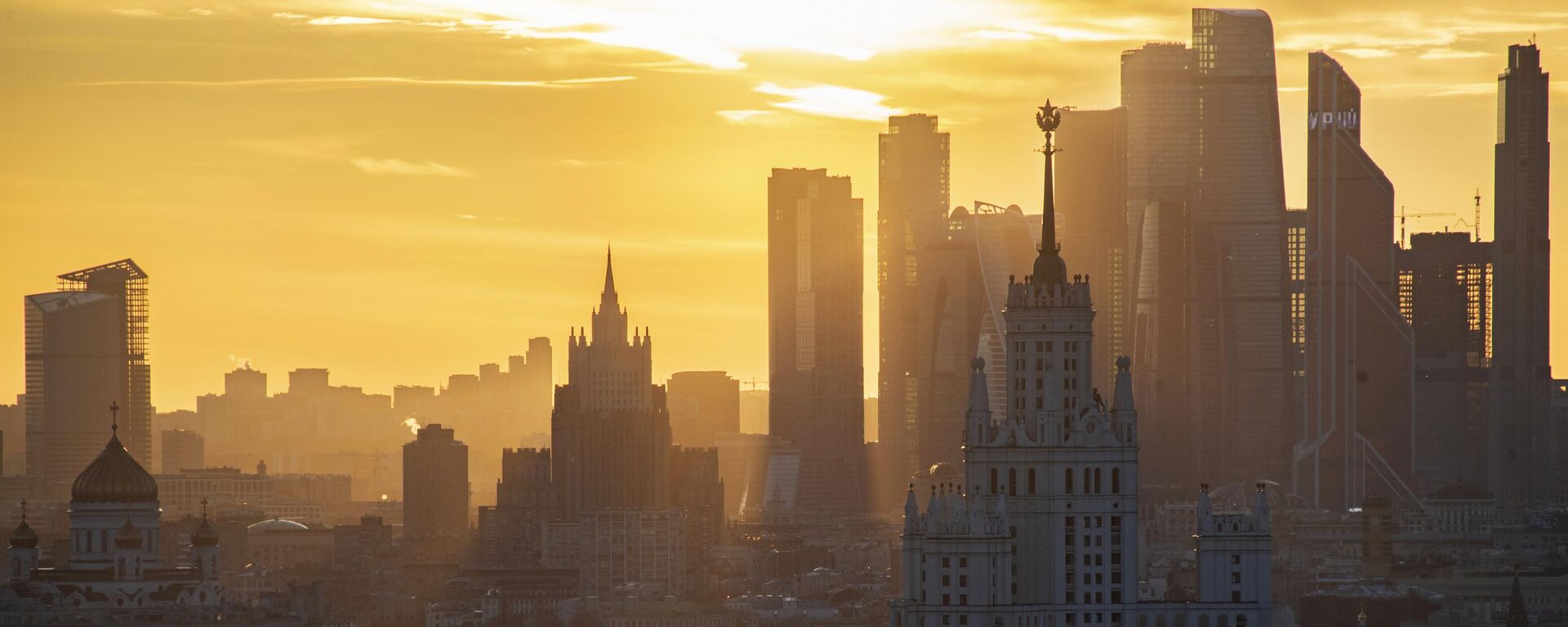 A view shows the Christ the Saviour Cathedral, Russian Foreign Ministry headquarters, a Soviet era high-rise building on Kotelnicheskaya Embankment and the skyscrapers of the Moscow International Business Centre, also known as Moskva-City, during sunset in Moscow, Russia. - Sputnik Africa, 1920, 15.02.2025