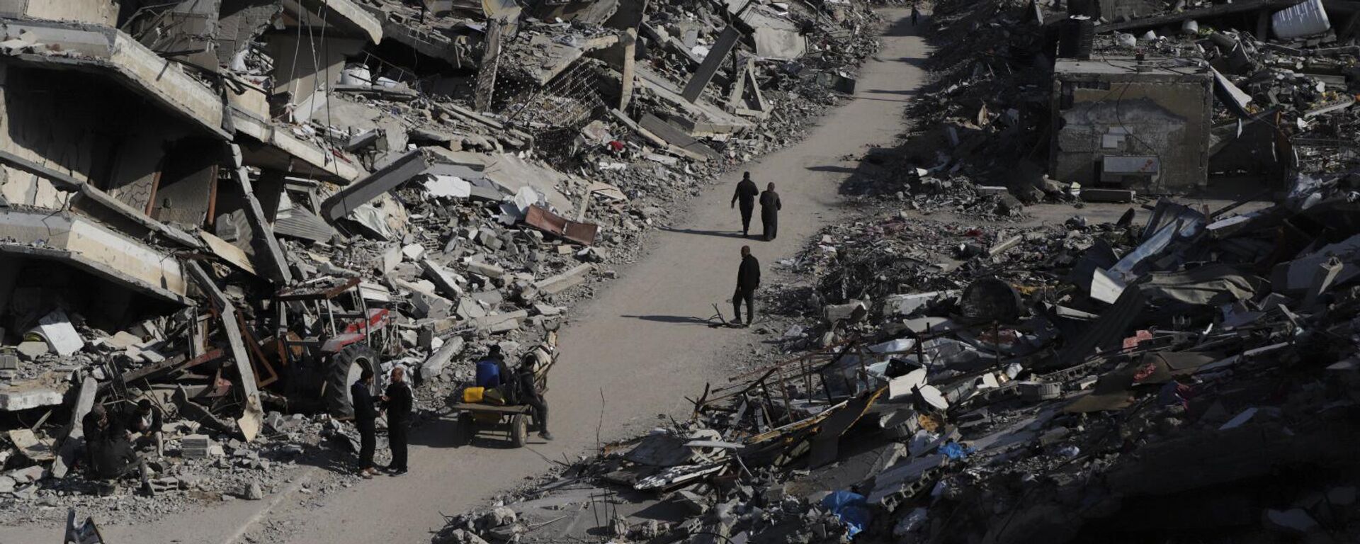 Palestinians walk through the destruction from the Israeli offensive in Jabaliya refugee camp in the Gaza Strip on Thursday, Feb. 29, 2024. - Sputnik Africa, 1920, 06.04.2024