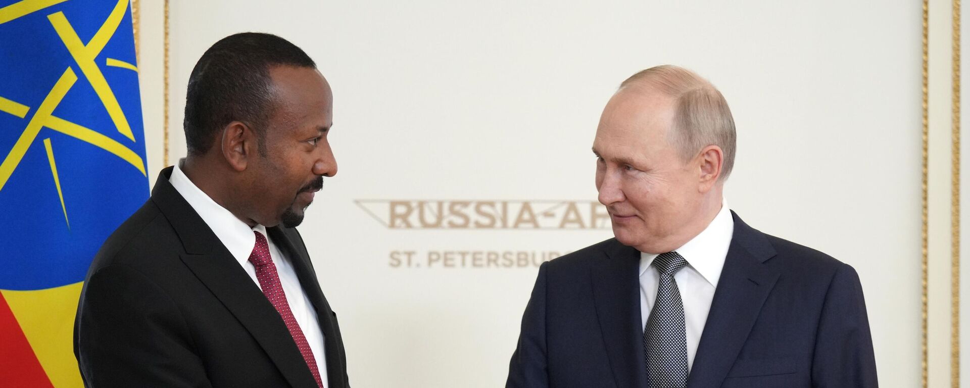 Russian President Vladimir Putin shakes hands with Ethiopian Prime Minister Abiy Ahmed during a meeting at the Constantine (Konstantinovsky) Palace in Strelna near St. Petersburg, Russia, on July 26, 2023, ahead of the opening of the second Russia-Africa Summit and Economic Forum. - Sputnik Africa, 1920, 03.03.2024