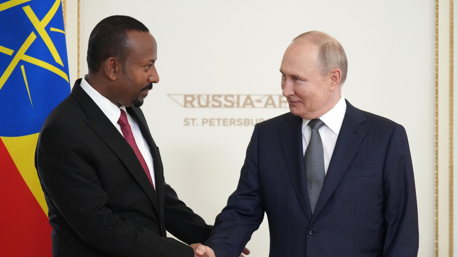 Russian President Vladimir Putin shakes hands with Ethiopian Prime Minister Abiy Ahmed during a meeting at the Constantine (Konstantinovsky) Palace in Strelna near St. Petersburg, Russia, on July 26, 2023, ahead of the opening of the second Russia-Africa Summit and Economic Forum. - Sputnik Africa, 1920, 03.03.2024