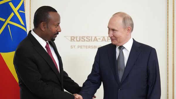 Russian President Vladimir Putin shakes hands with Ethiopian Prime Minister Abiy Ahmed during a meeting at the Constantine (Konstantinovsky) Palace in Strelna near St. Petersburg, Russia, on July 26, 2023, ahead of the opening of the second Russia-Africa Summit and Economic Forum. - Sputnik Africa