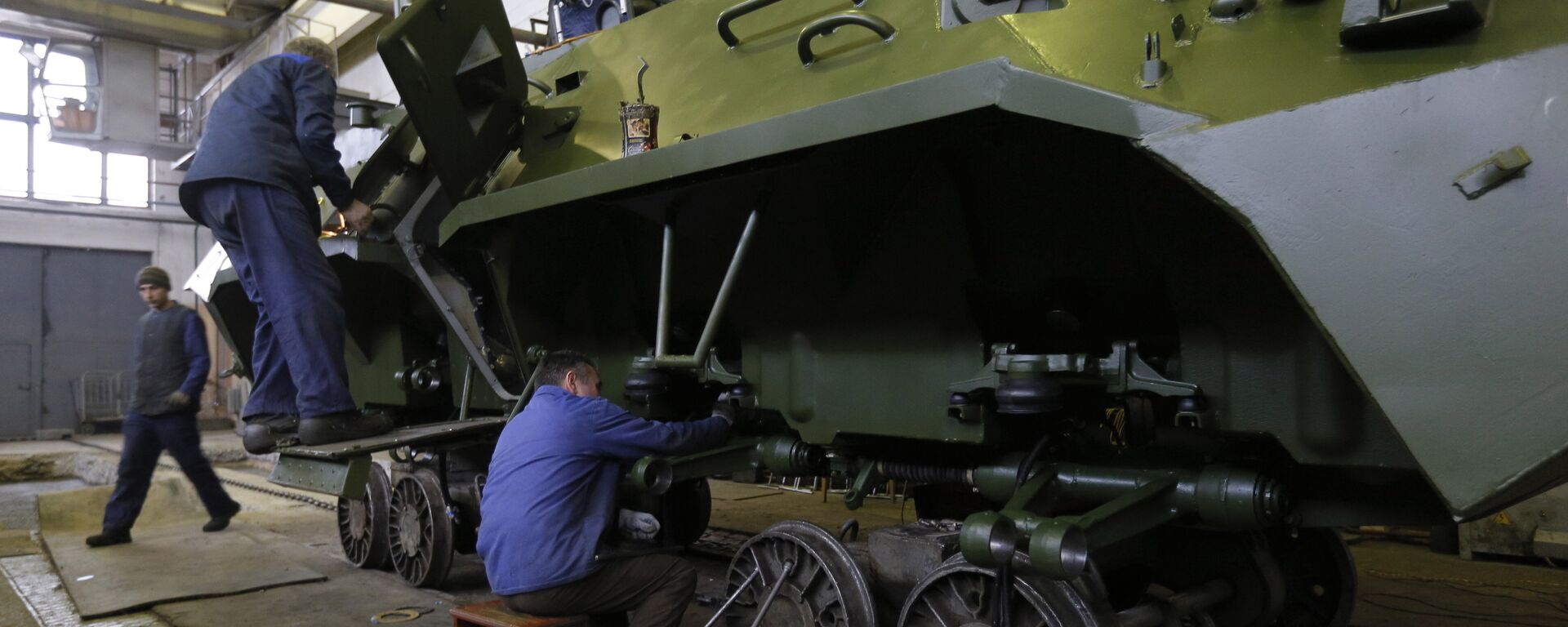 Workers in a tank factory are assembling the armored vehicles in Kiev, Ukraine, Wednesday, Dec. 23, 2015 - Sputnik Africa, 1920, 03.03.2024